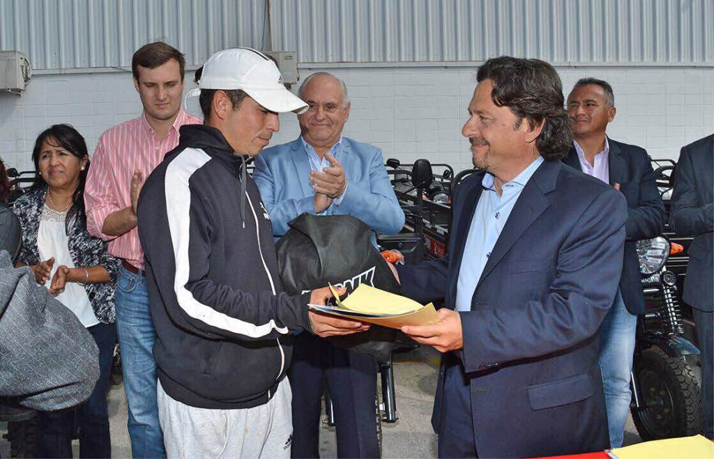 Sáenz entrega la documentación a un excarrero mt_nothumb
