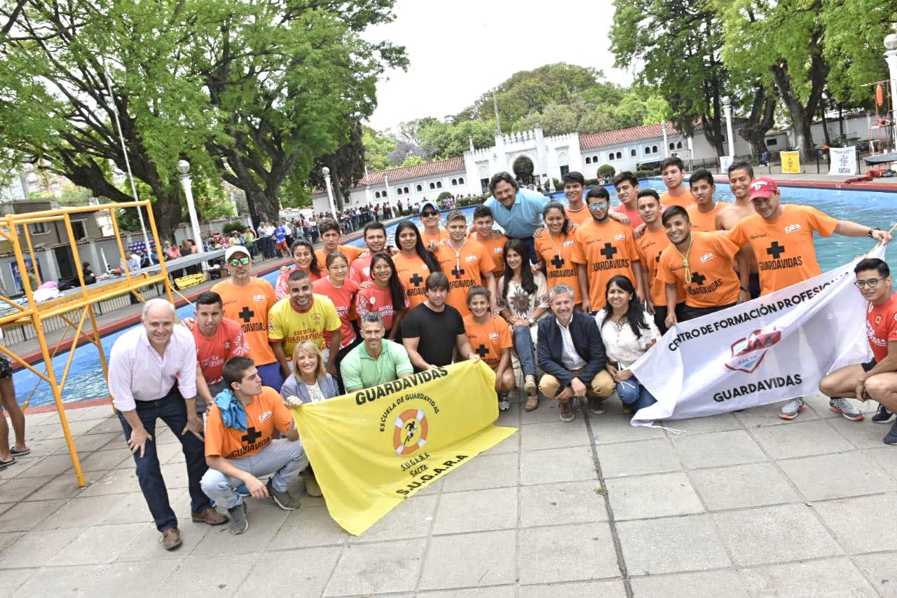 Sáenz y su equipo en el 'natatorio'