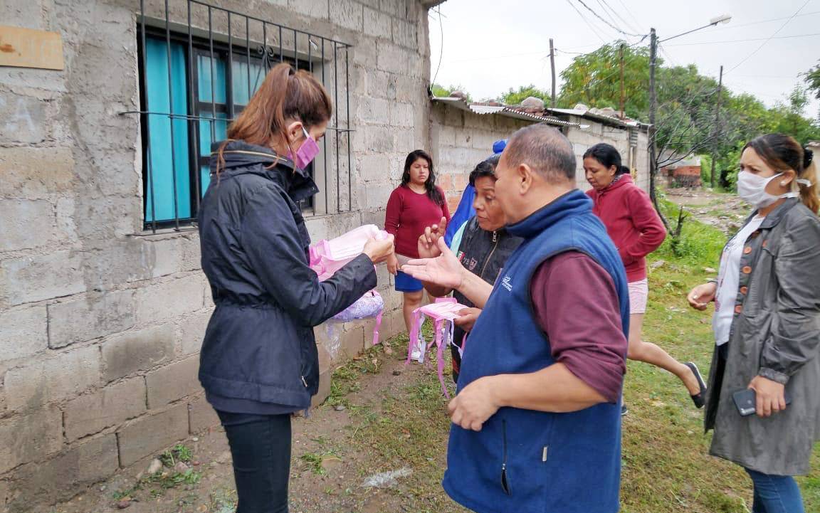 Bettina Romero reparte barbijos de color fucsia en los barrios de la zona norte de Salta