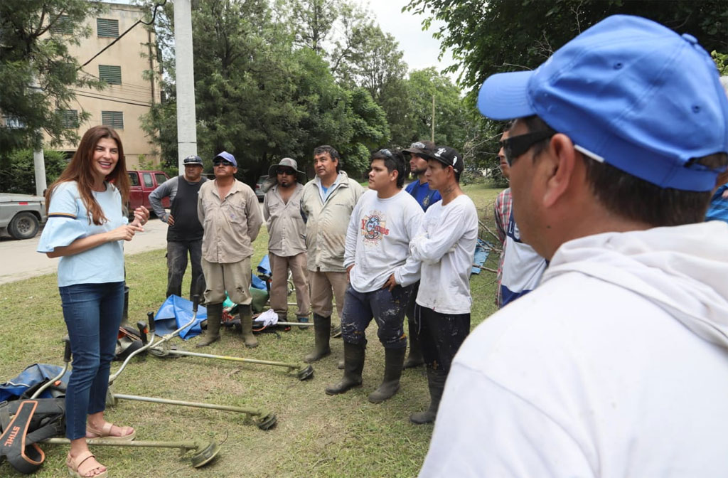 Bettina Romero con los trabajadores del plan