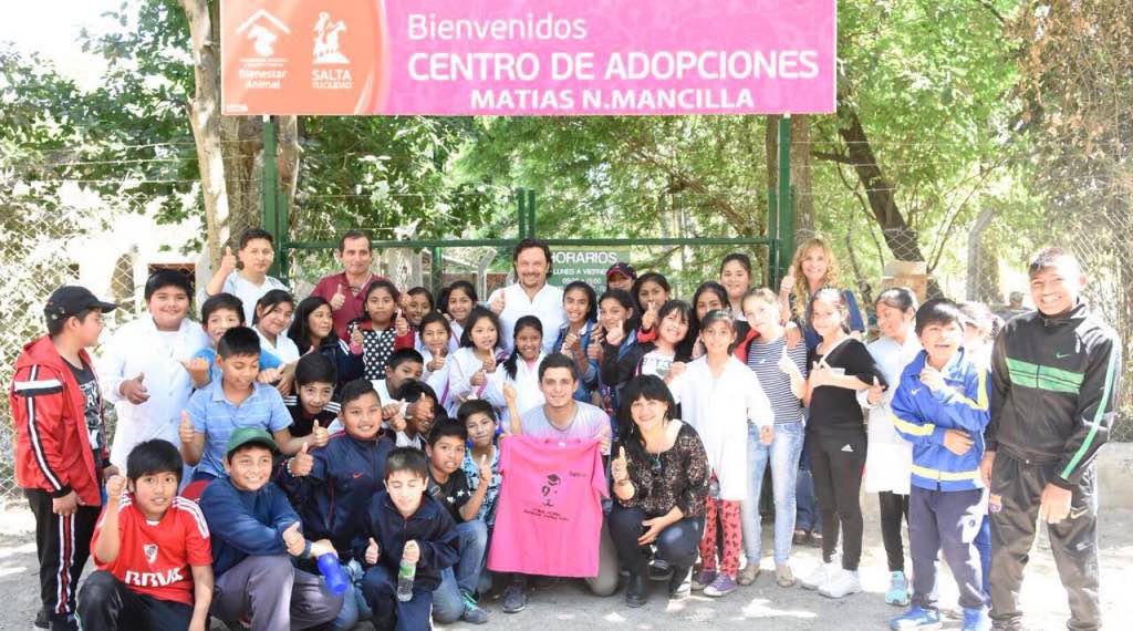 Sáenz y escolares de Salta visitan el centro de adopciones caninas mt_nothumb