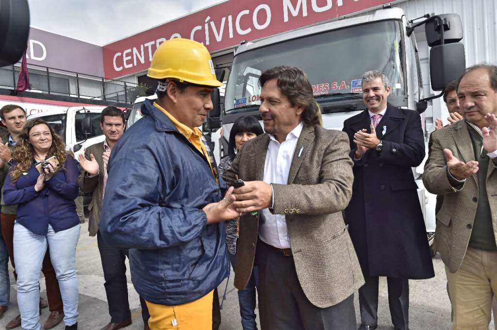 El intendente Sáenz preside el acto de recepción de siete camiones mt_nothumb