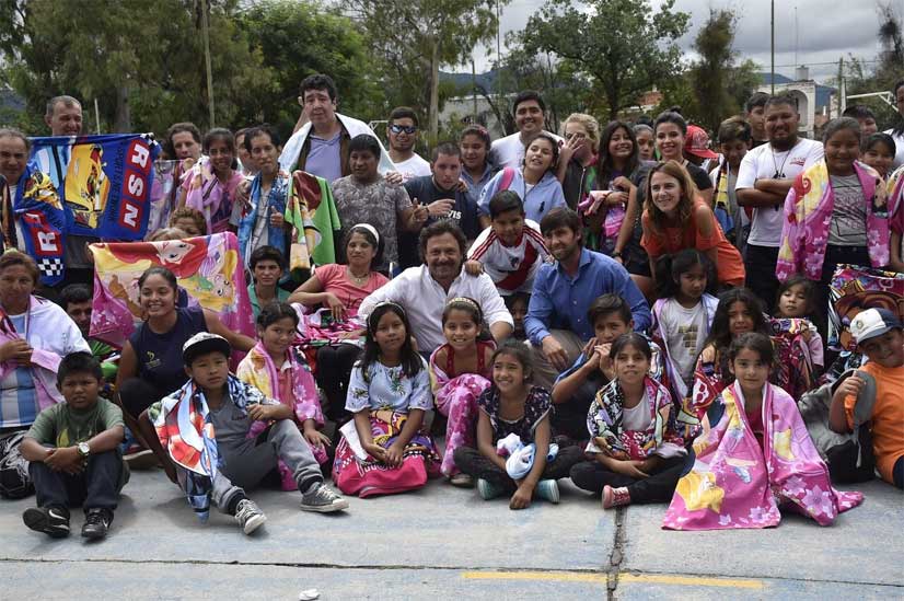El intendente Sáenz junto a algunos de los participantes en la colonia de vacaciones
