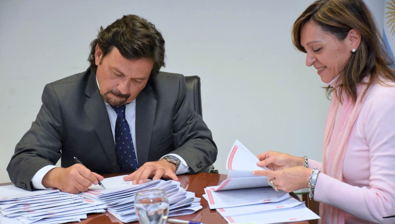 Gustavo Sáenz firma escrituras en Salta