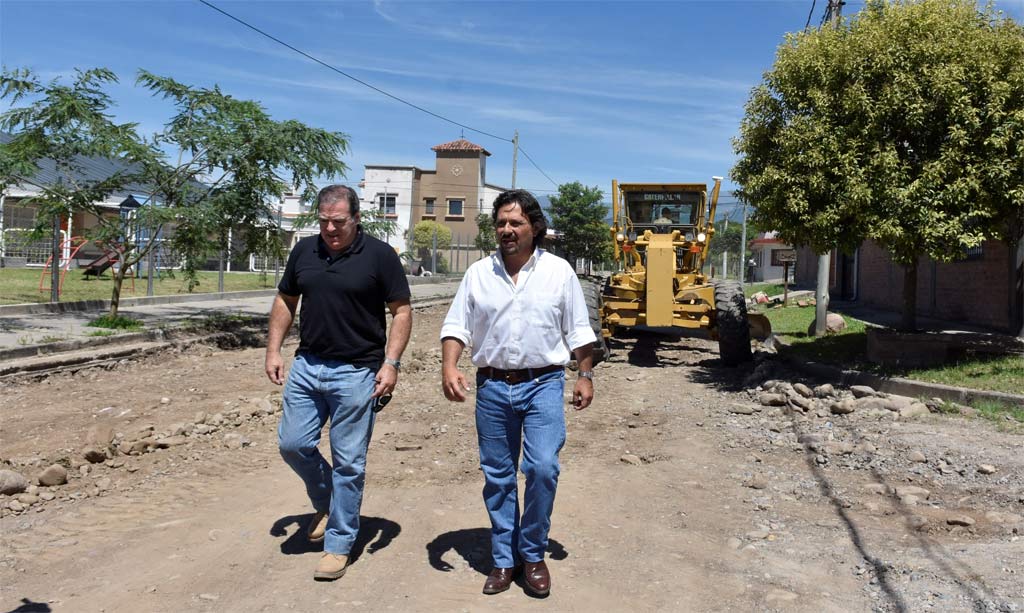 Sáenz y Agolio recorren las obras en el barrio El Huaico