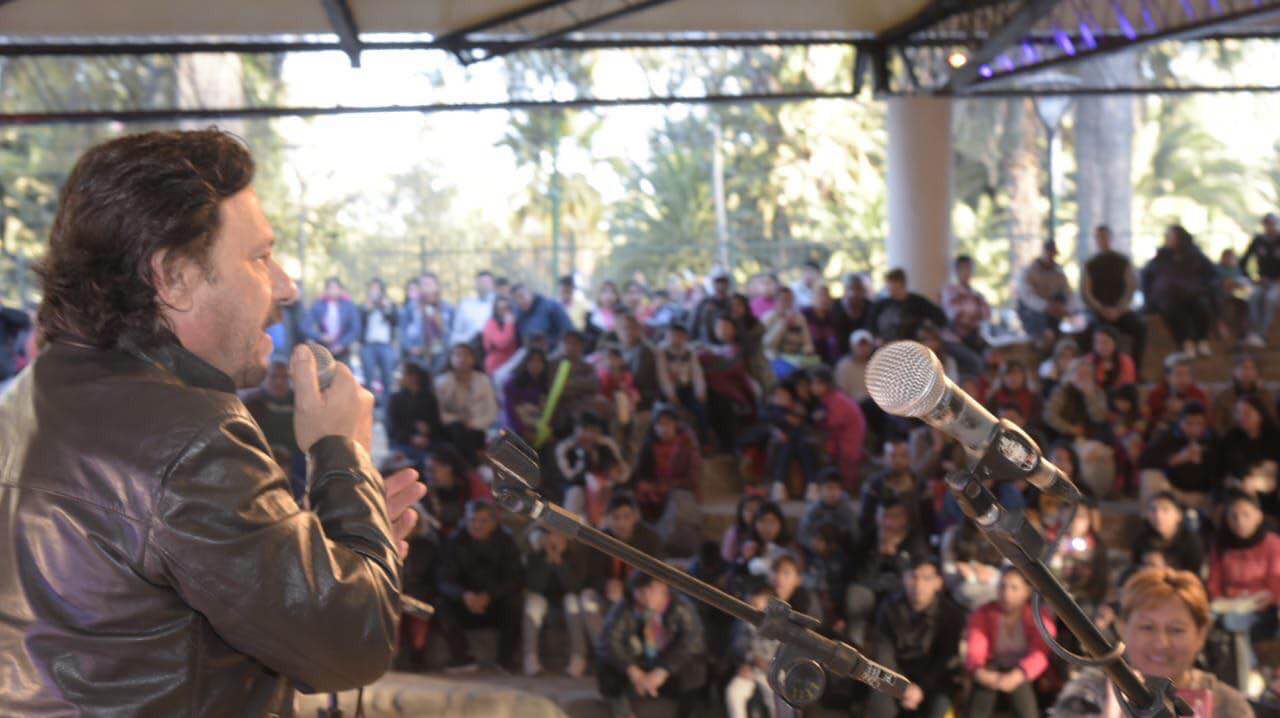Sáenz en el anfiteatro del Parque San Martín