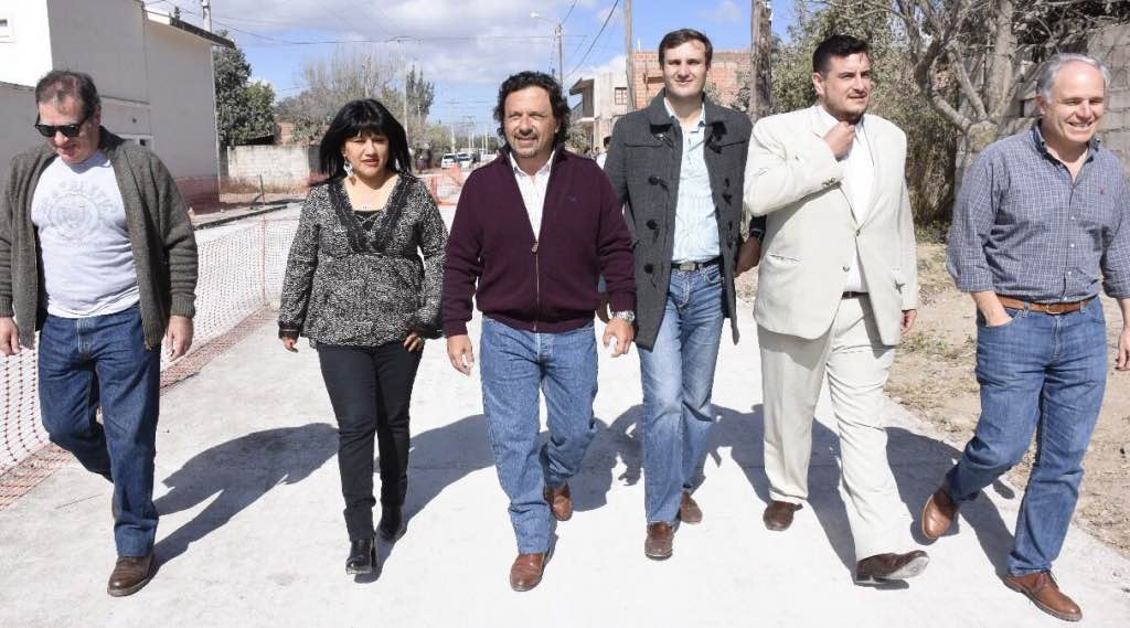 Sáenz y algunos de sus funcionarios recorren obras municipales mt_nothumb