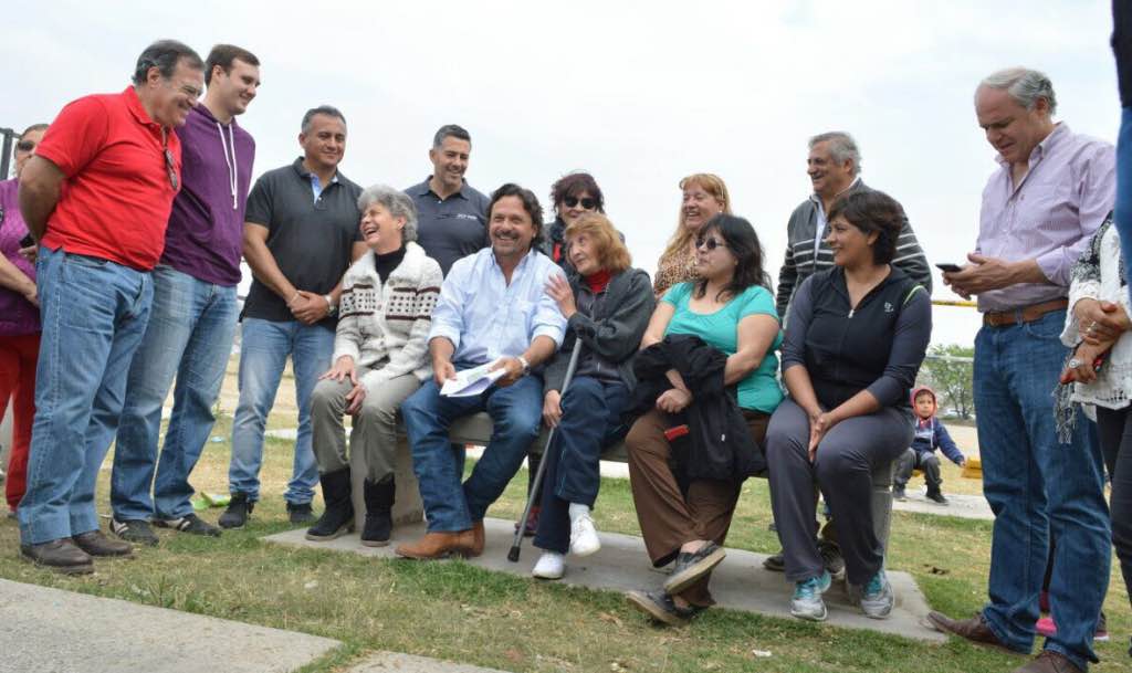 Sáenz recibe el afecto de los vecinos mt_nothumb