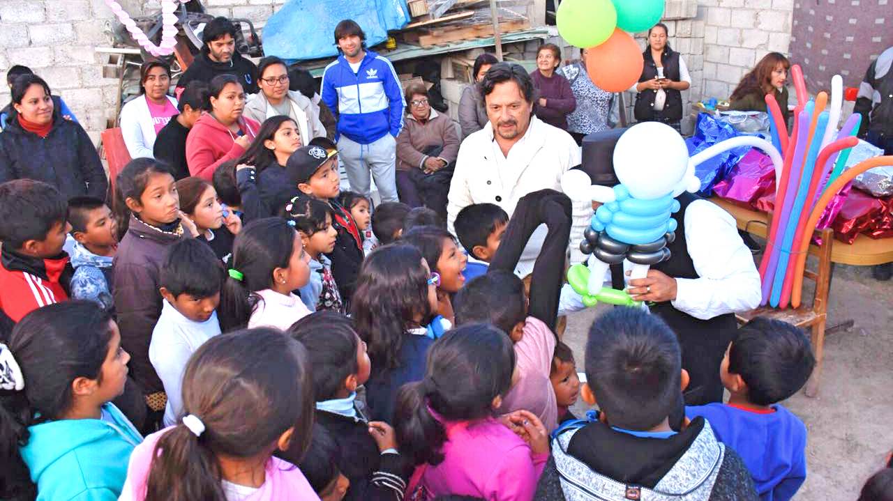 Sáenz con los niños del comedor infantil mt_nothumb