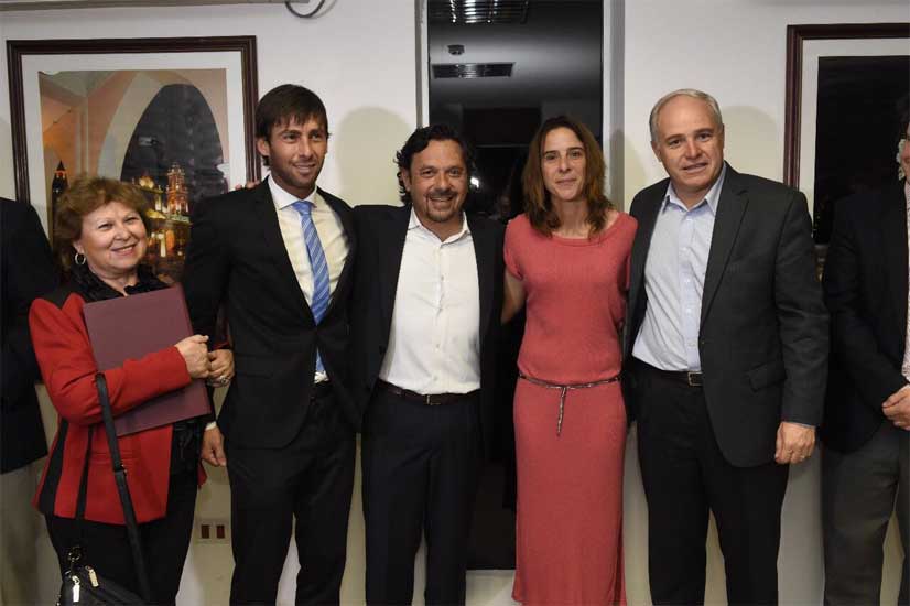 Gustavo Sáenz junto a los nuevos funcionarios