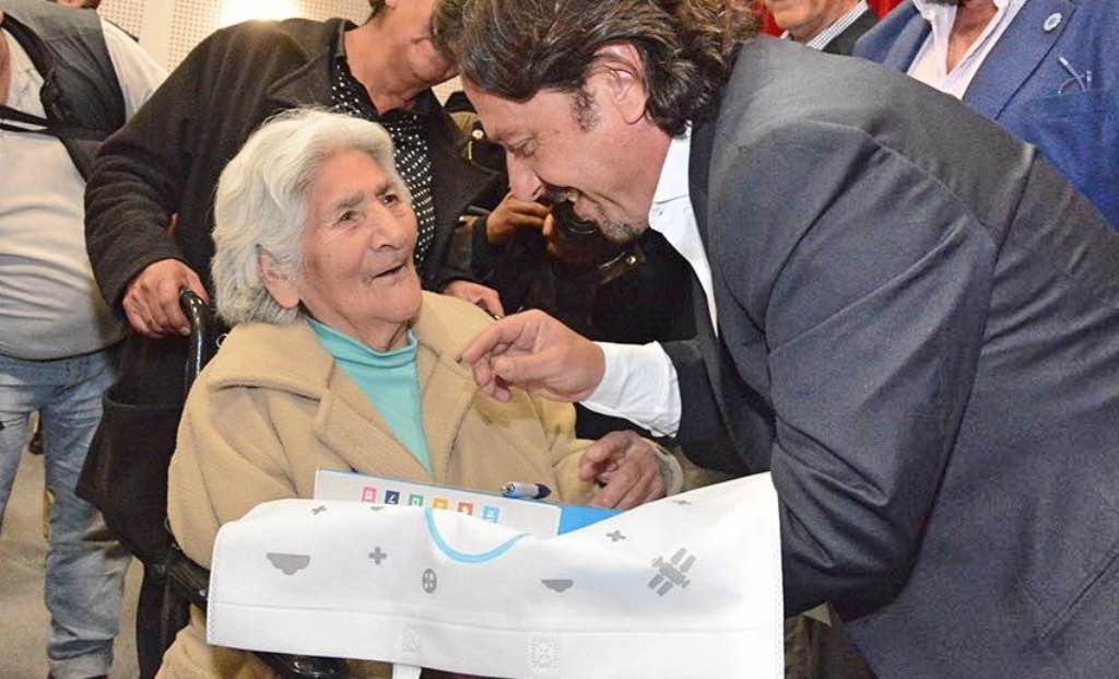 El Intendente de Salta durante el acto de entrega de tablets mt_nothumb