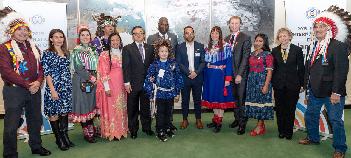 El presidente de la Asamblea General, Tijjani Muhammad-Bande, (al centro), la embajadora de buena voluntad de la UNESCO Yalitza Aparicio (tercera de derecha a izquierda), ministros y representantes de pueblos indígenas
