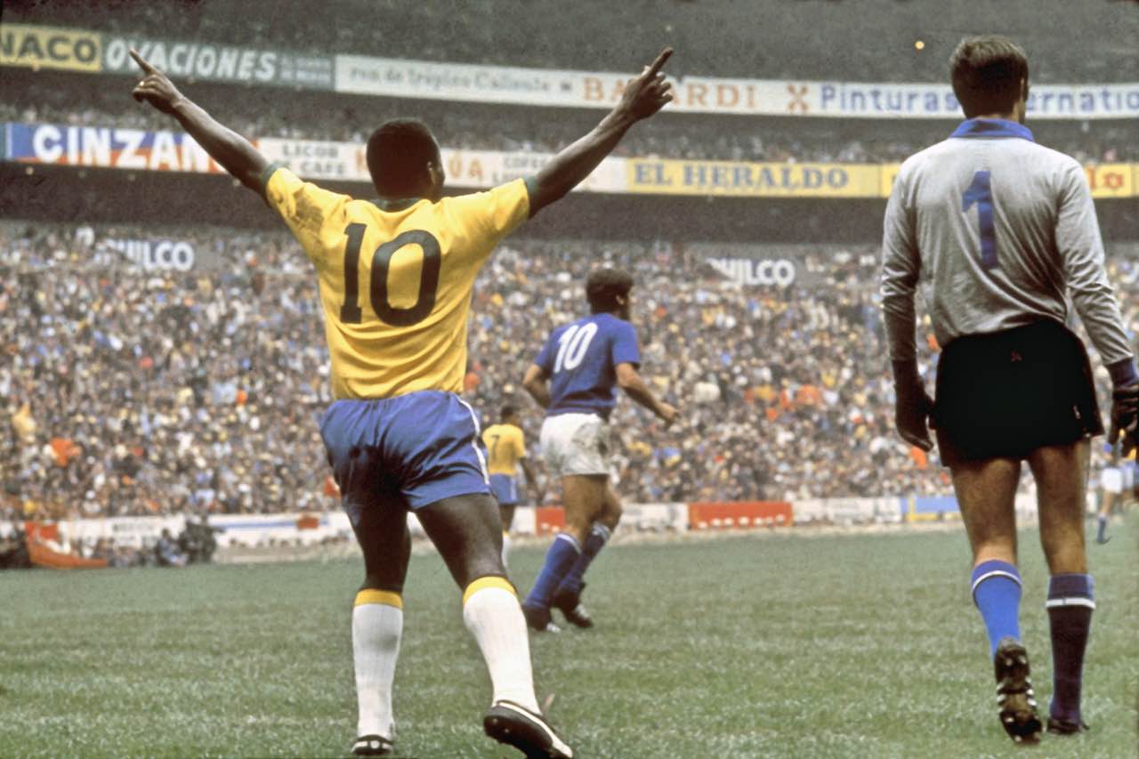 Pelé celebra uno de sus goles frente a Italia mt_nothumb