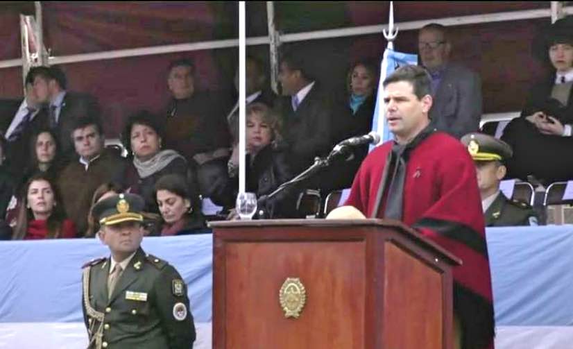 Francisco Aráoz discursea desde una tarima del gobierno provincial - Foto: Ariesonline.com.ar mt_nothumb