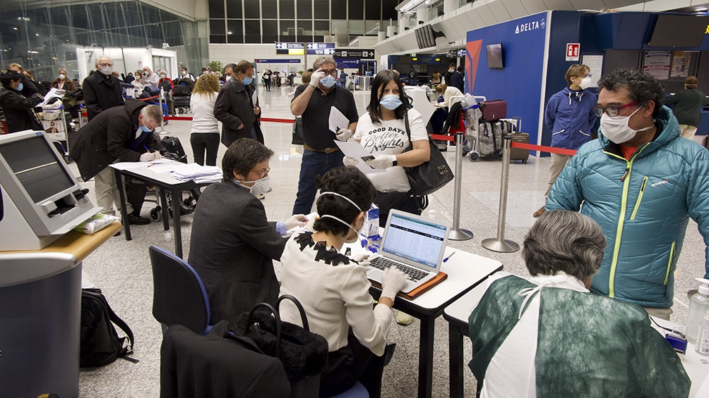Argentinos en un aeropuerto