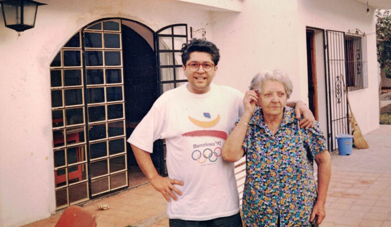 María Elena Figueroa, a la derecha, junto al autor de estas líneas. Cerrillos, Salta, circa 1994.