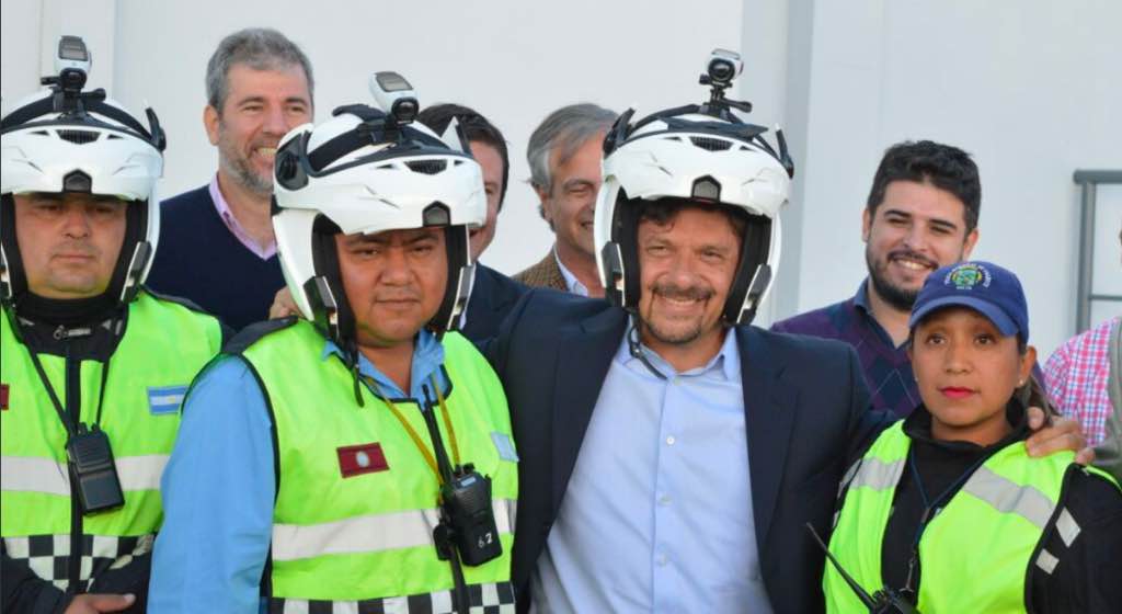 Sáenz y los motorizados con cascos