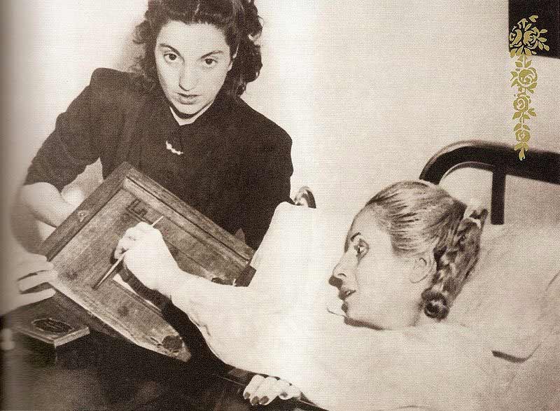 Eva Perón vota desde su lecho de enferma