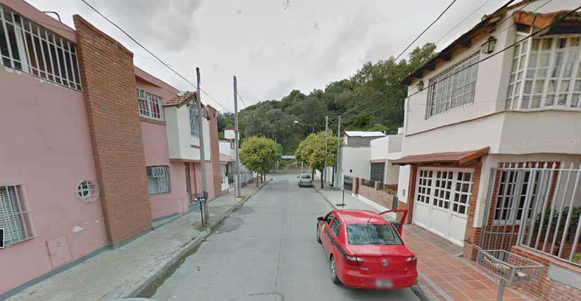 Vista de la calle Las Calas, empujando hacia el cerro de la calle Los Tulipanes, en Villa Las Rosas mt_nothumb