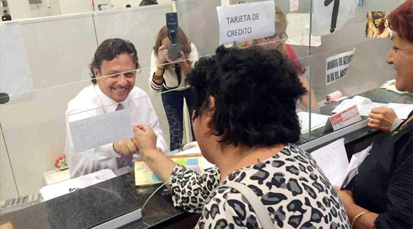 Gustavo Sáenz, en el puesto de un trabajador municipal