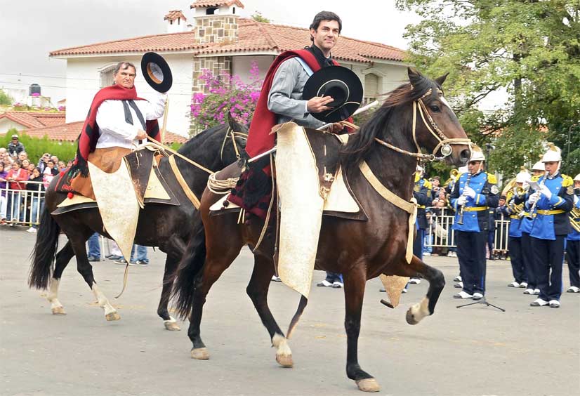 El exgobernador Urtubey encabeza un desfile gaucho